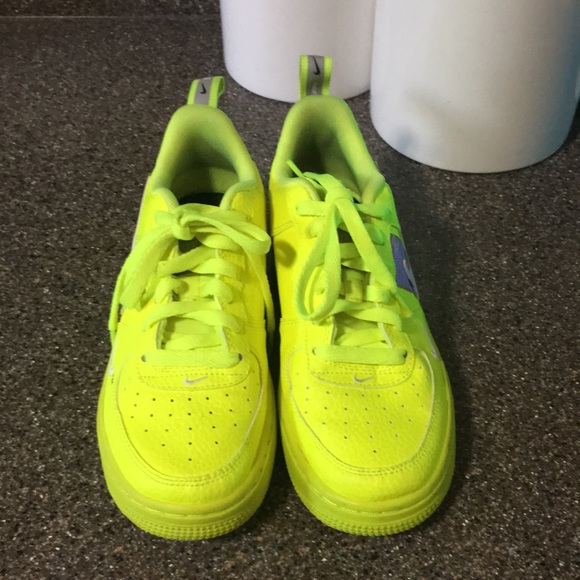 NIKE'S AIR FORCE 1 UTILITY ARRIVES IN A STRIKING "VOLT" - Picture 11 of 14